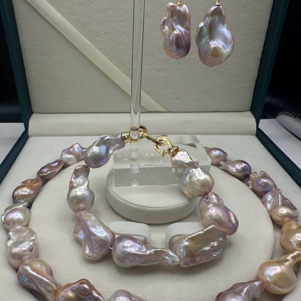 Authentic baroque, set of earrings, necklace and bracelet..